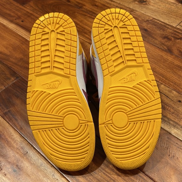 Air Jordan 1 Retro High OG - Picture 7 of 10